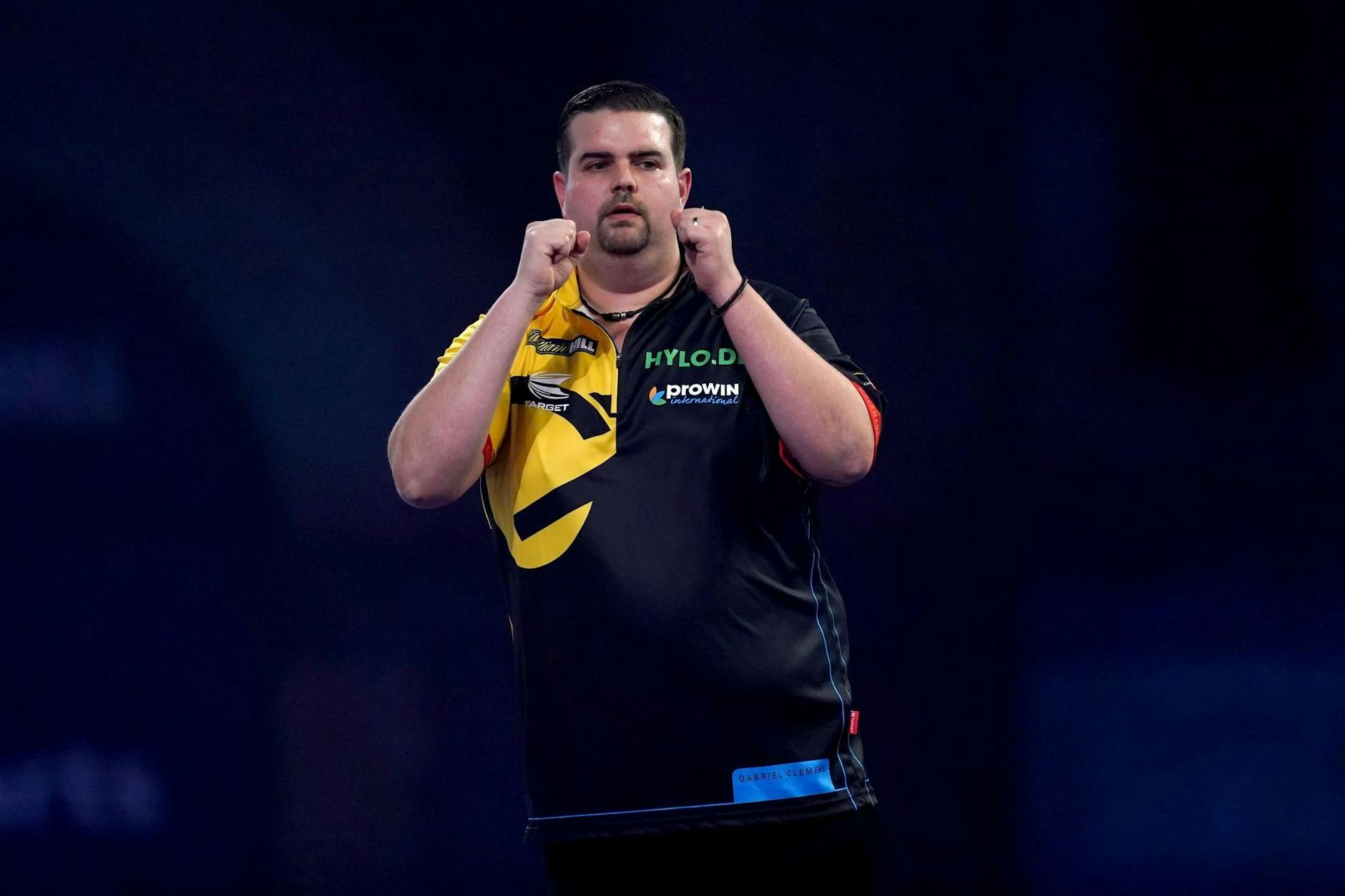 ARCHIV - Deutschlands bester Darts-Profi Gabriel Clemens hat eine große Chance bei der WM in London.