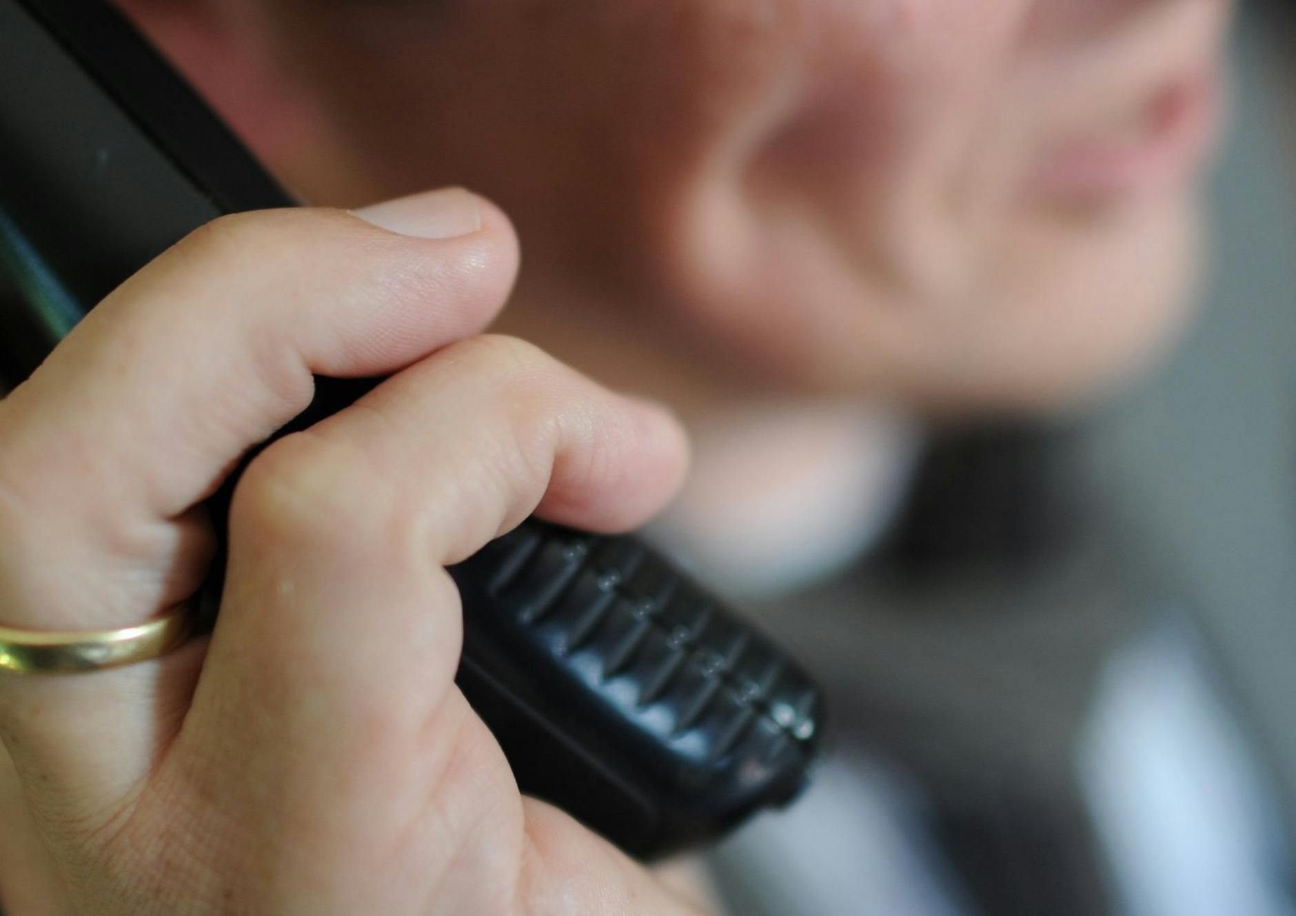 ARCHIV - Die Nachfrage nach seelsorgerlichen Angeboten per Telefon oder Chat ist auch 2022 hoch gewesen.