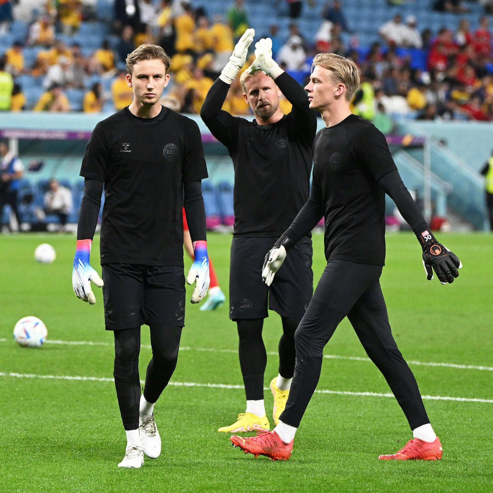 In der Mitte thront Dänemarks Stammkeeper Kasper Schmeichel. Bei der WM mussten Rönnow und Christensen zuschauen.