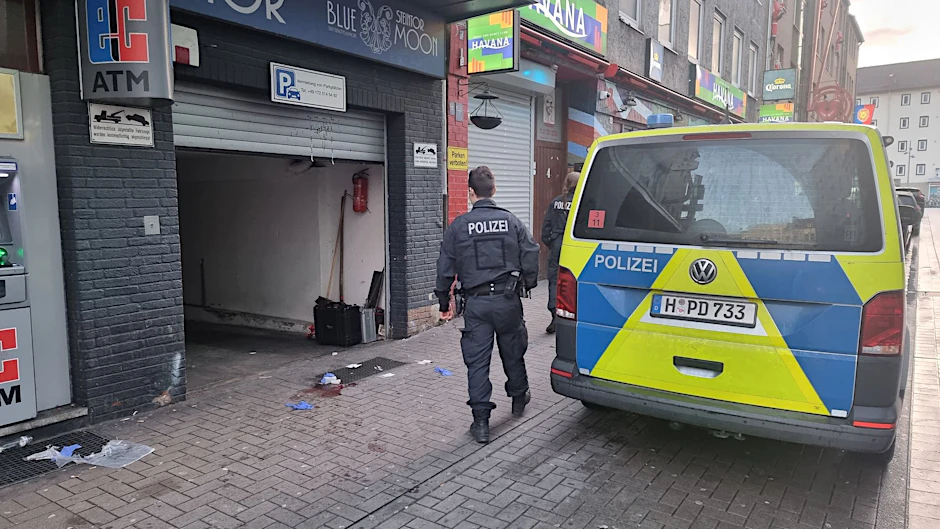 Die Polizei untersucht den Tatort.  