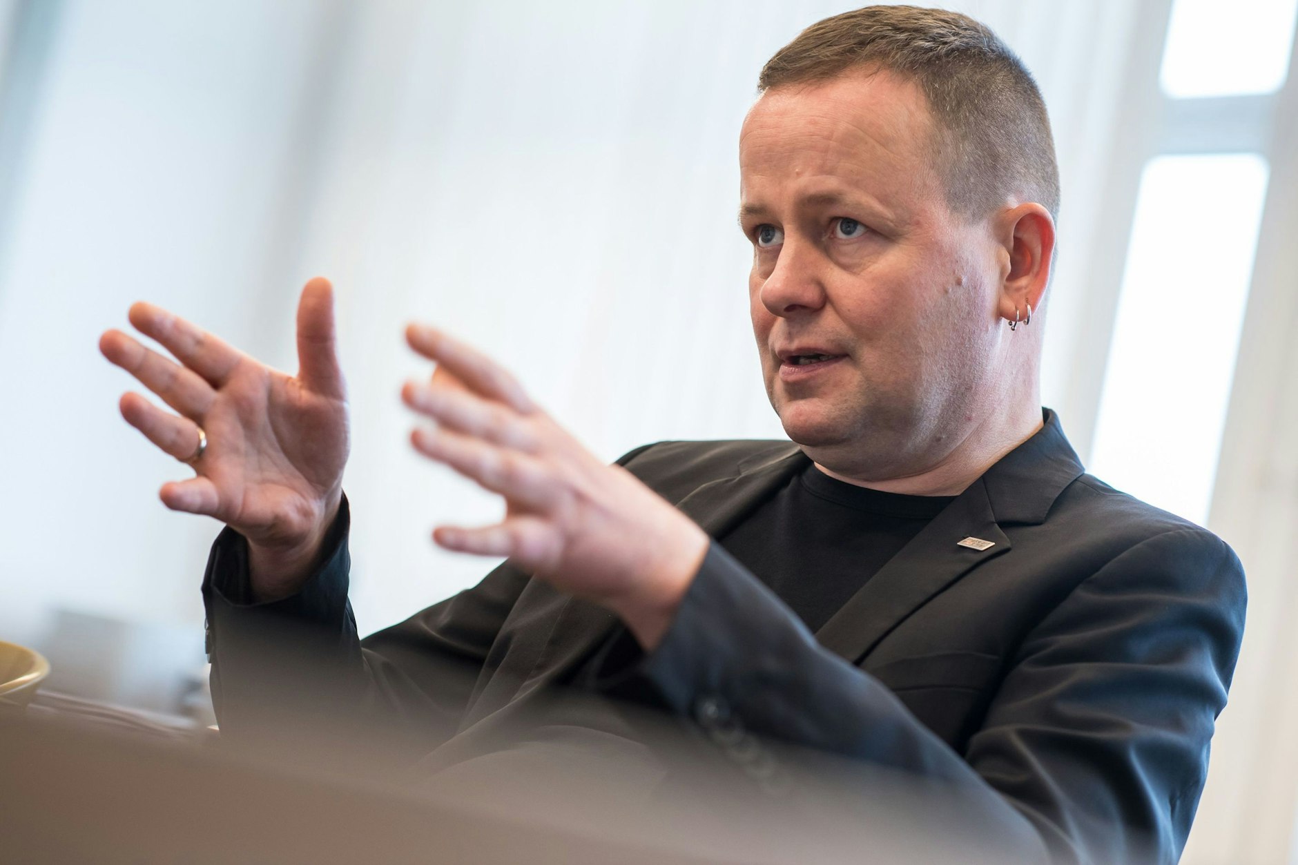 Klaus Lederer geht vom Ende der Maskenpflicht in Bussen und Bahnen spätestens im Frühjahr aus.