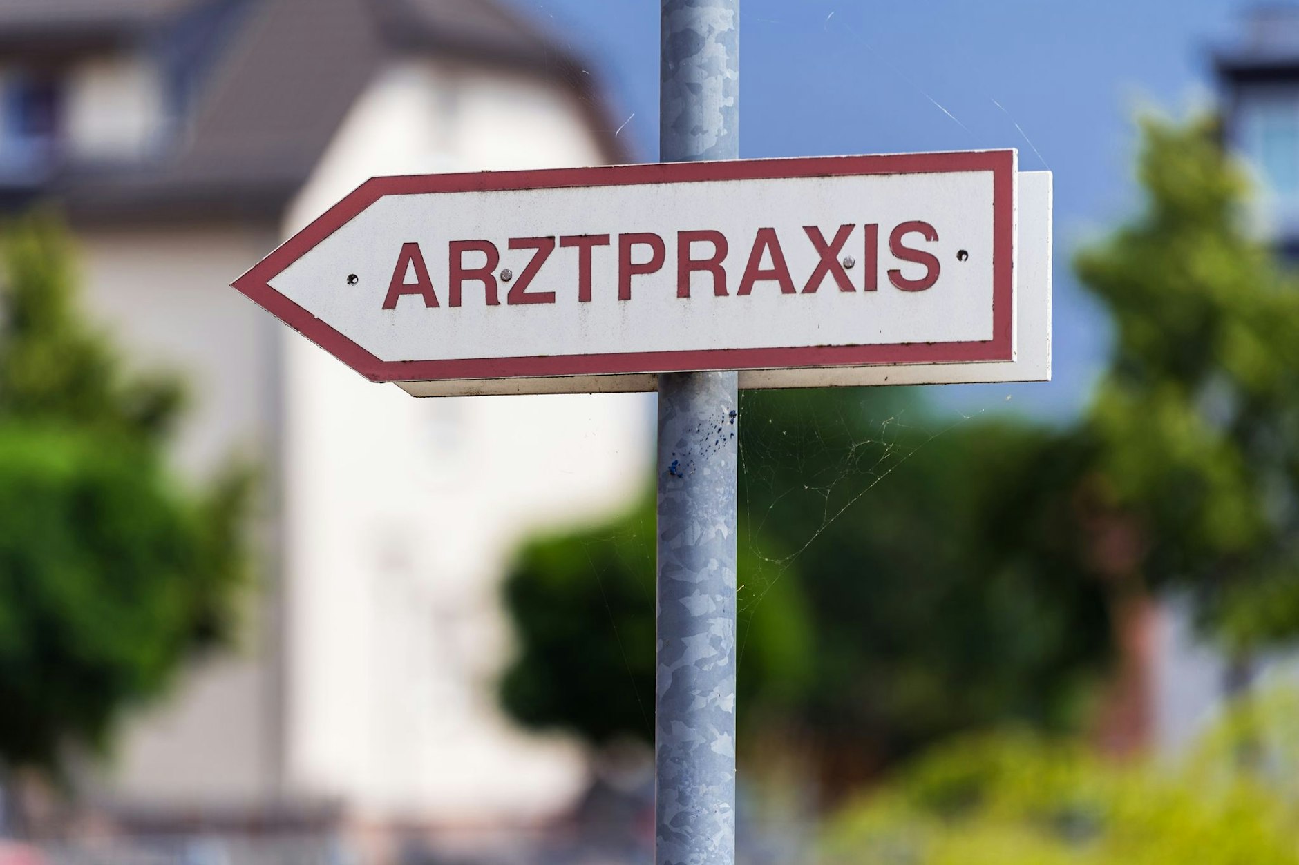 Ein Schild weist den Weg zu einer Arztpraxis. Immer wahrscheinlicher wird, dass Sie dort von einer Ärztin, nicht von einem Arzt, betreut werden.