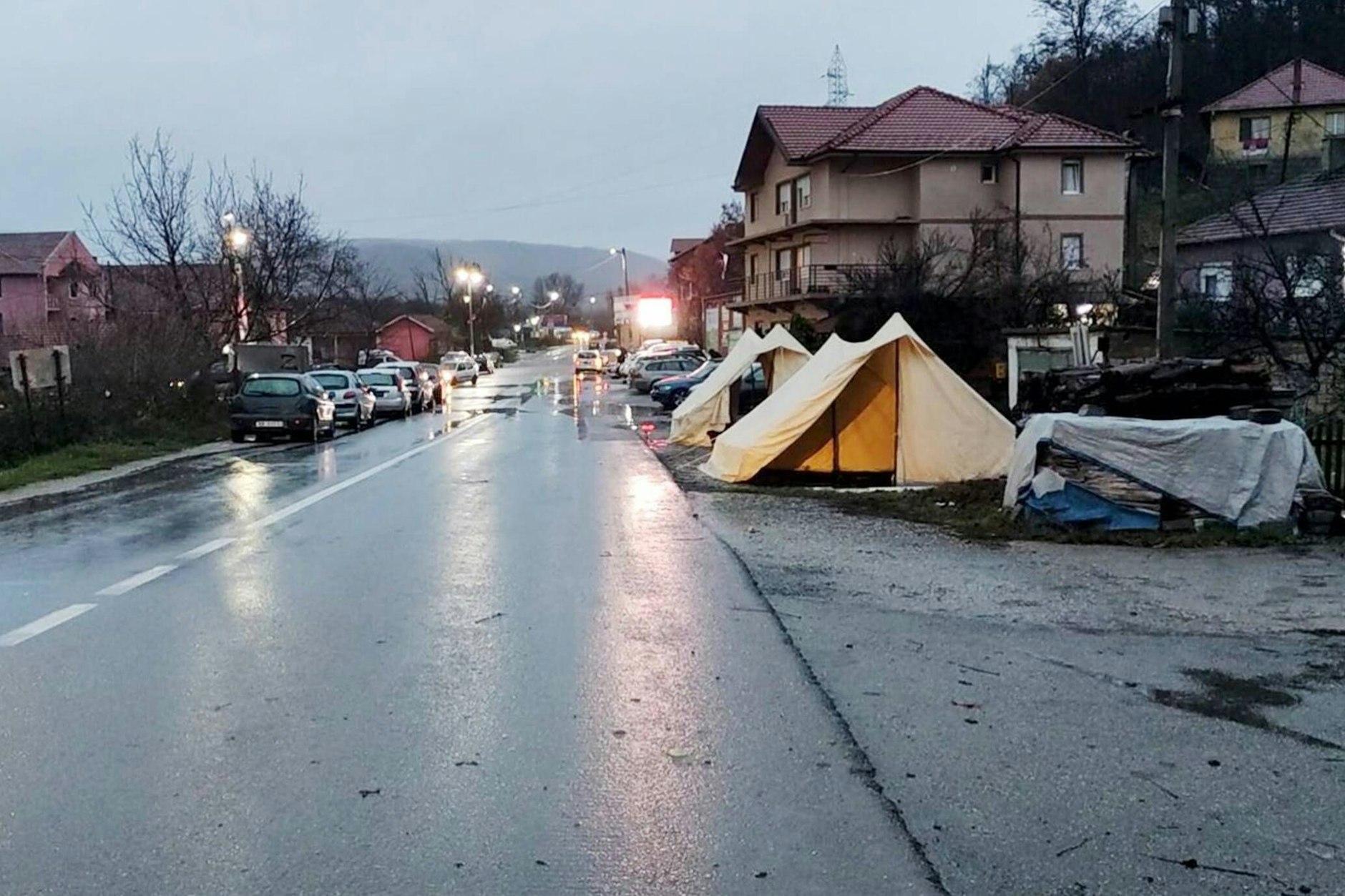 Rubare: Militante Serben blockieren seit 18 Tagen Straßen in den Dörfern nördlich von Nord-Mitrovica.