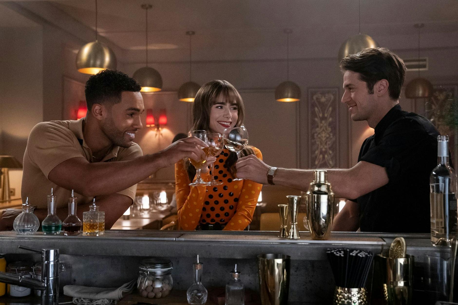 HANDOUT - Lucien Laviscount (l) als Alfie, Lily Collins als Emily und Lucas Bravo als Gabriel in der dritten Staffel der Serie "Emily in Paris".