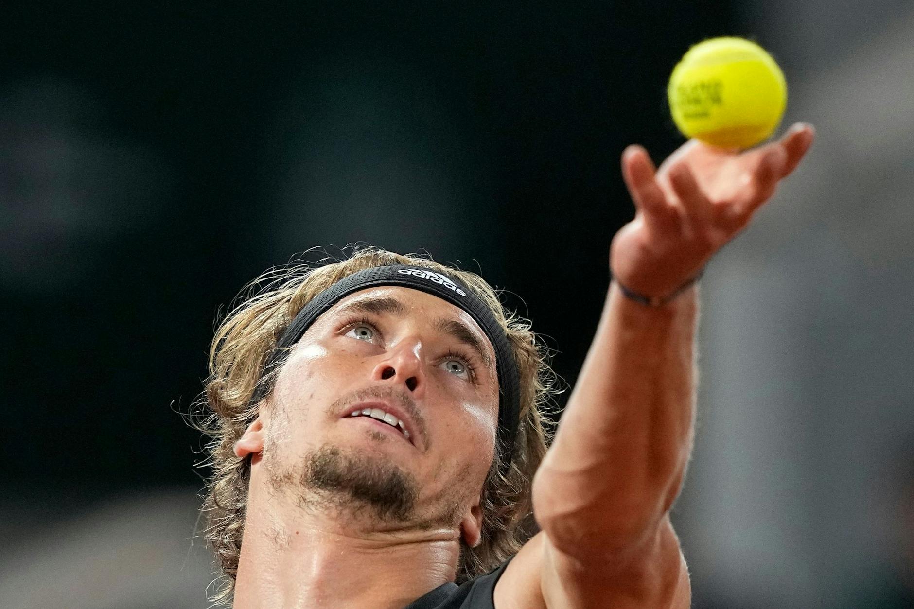 ARCHIV - Alexander Zverev gewann beim Diriyah Tennis Cup zunächst gegen Dominic Thiem, musste sich dann aber Daniil Medwedew geschlagen geben.