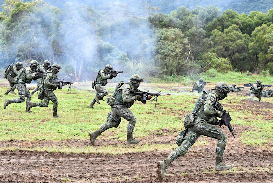Taiwanesische Soldaten bei einer Übung. Taiwan hat die Wehrpflicht um acht Monate verlängert.