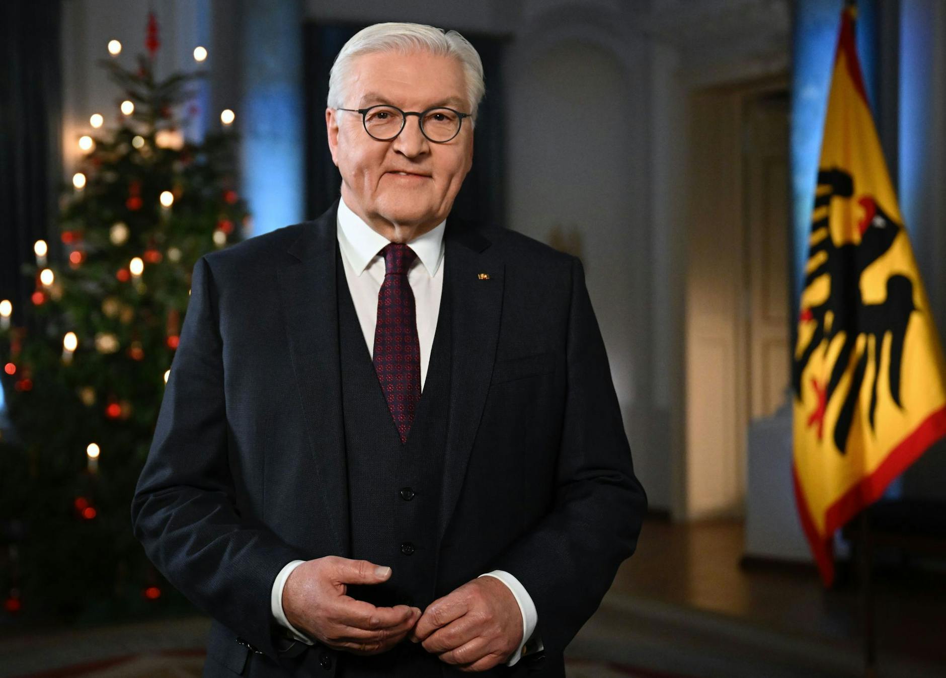 Bundespräsident Frank-Walter Steinmeier bei der Aufnahme seiner Weihnachtsansprache 2022 im Schloss Bellevue. ivbild
