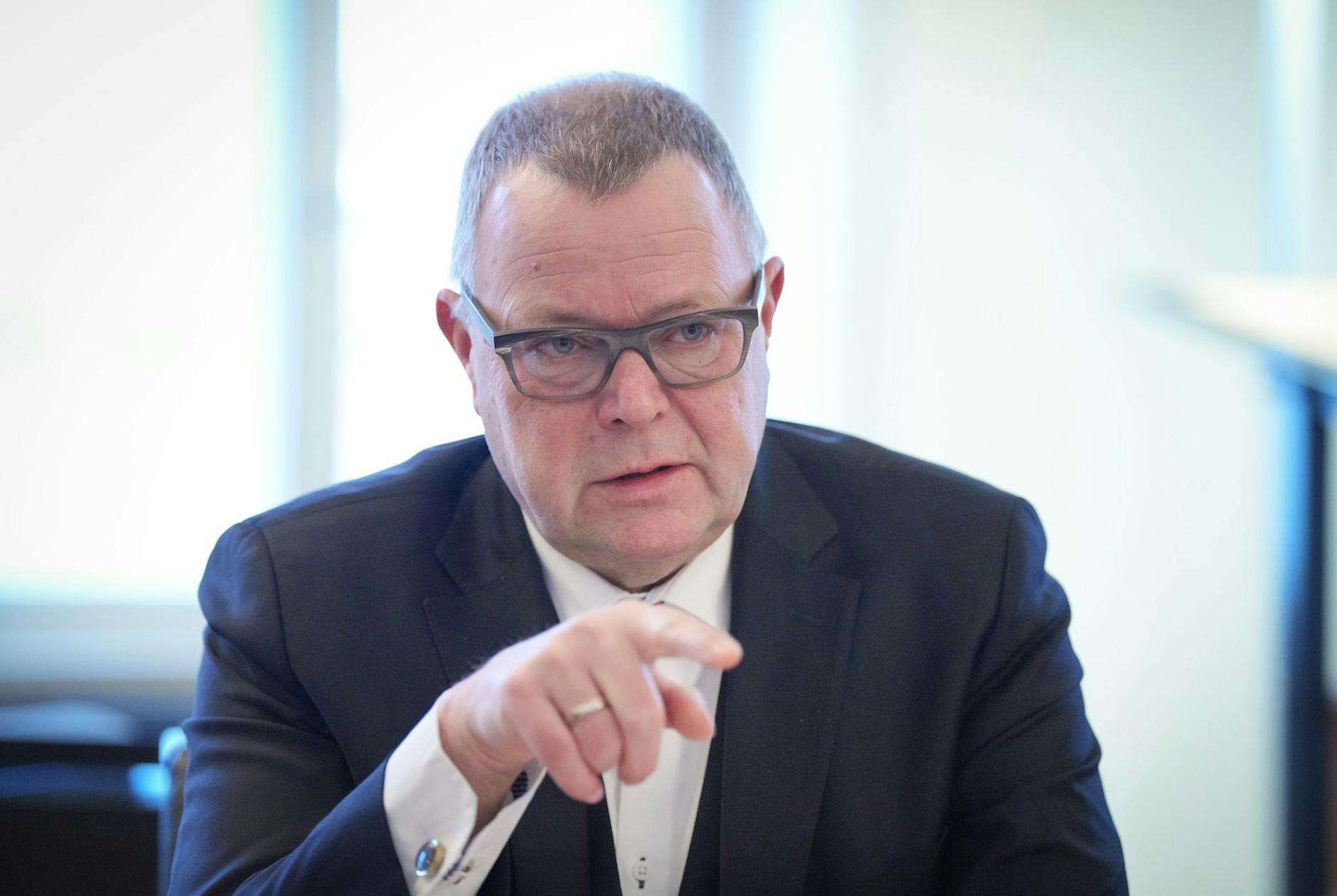 ARCHIV - Michael Stübgen (CDU), Minister des Innern und für Kommunales, spricht.