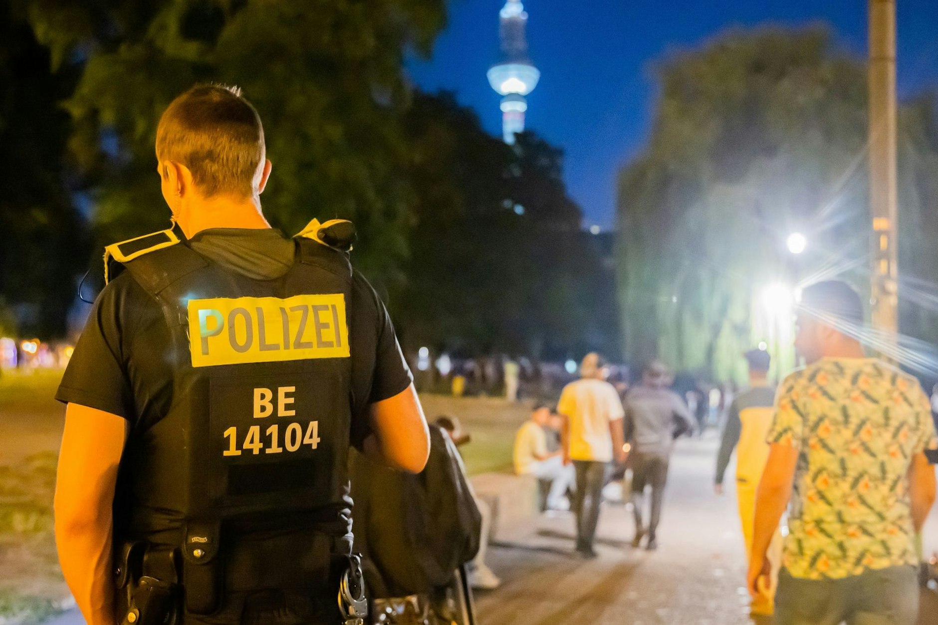 Polizisten patrouillieren im James-Simon-Park in Berlin-Mitte.