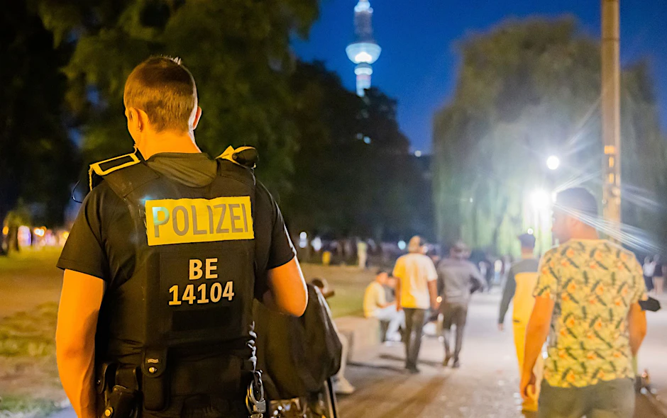Polizisten patrouillieren im James-Simon-Park in Berlin-Mitte.
