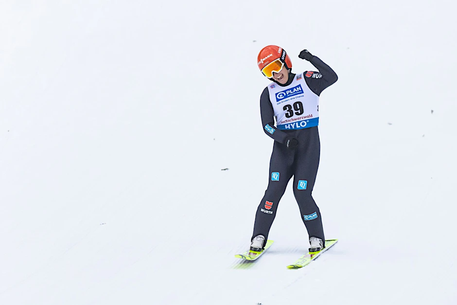 Skispringerin Katharina Althaus jubelt nach ihrem Sieg an der Hochfirstschanze.  