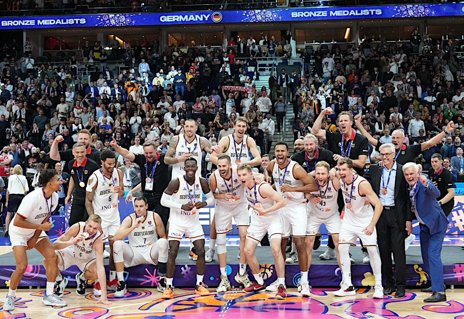 ARCHIV - Die deutschen Basketballer gewannen bei der Europameisterschaft Bronze.  