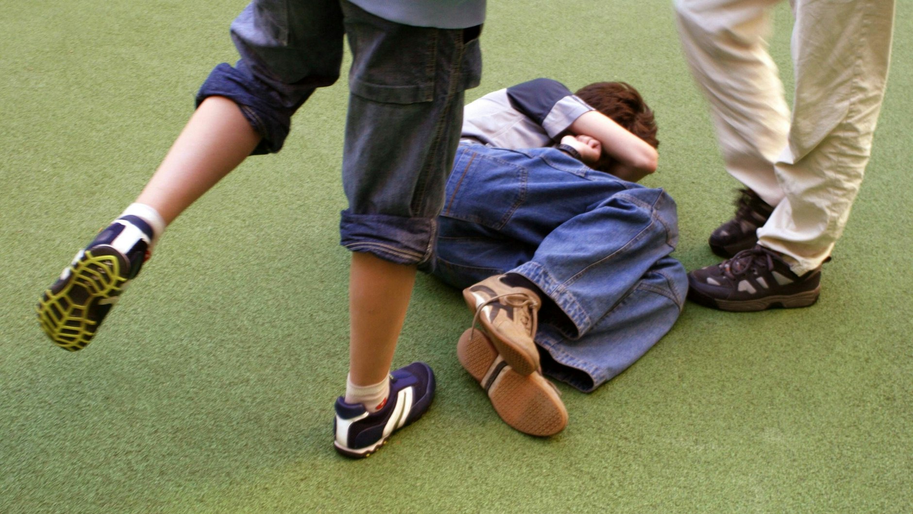 Auf andere einschlagen: Die Gewalt unter Kindern in Berlin hat zugenommen.