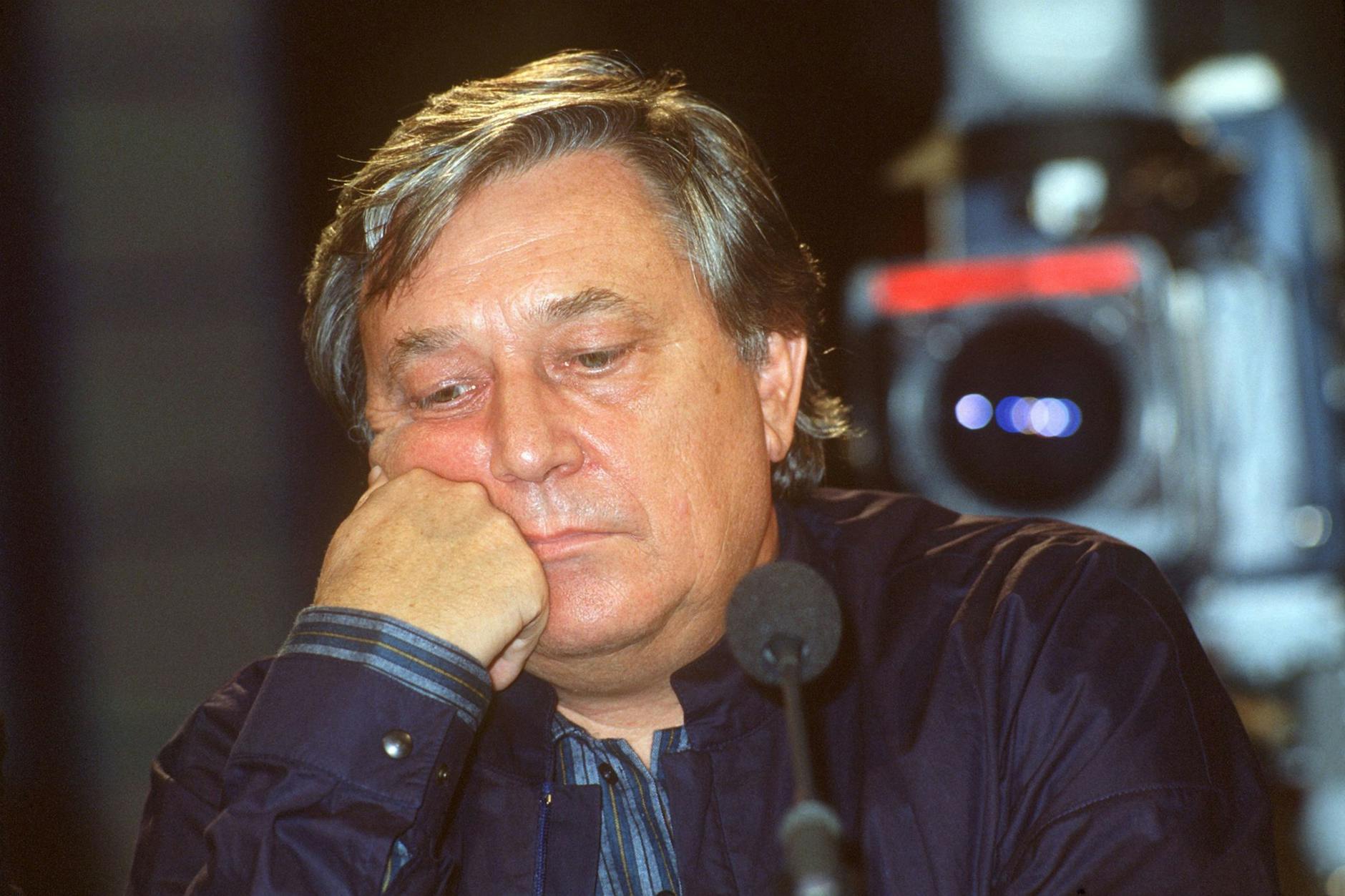 Der Fernsehregisseur Dieter Pröttel sitzt nachdenklich am Regiepult.