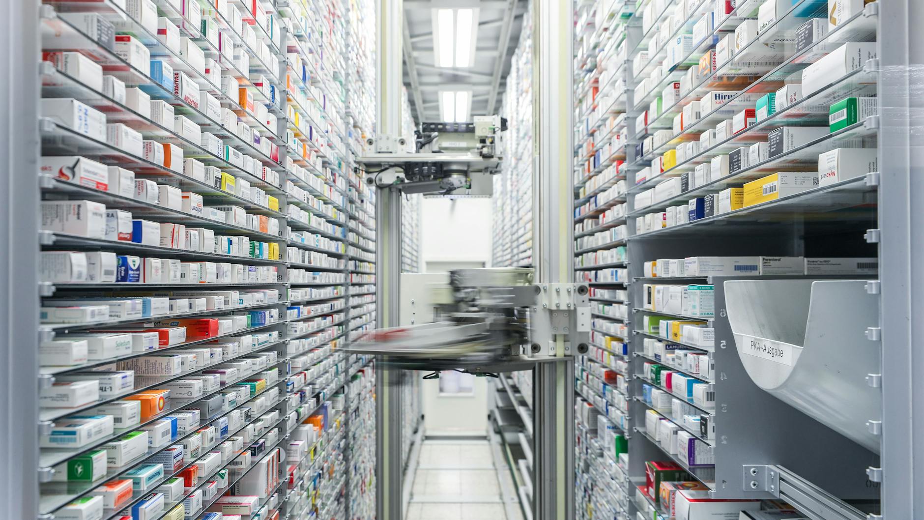 Blick in das automatisierte Medikamentenlager einer Apotheke. Am 14. Juni ist ein landesweiter Protesttag geplant.