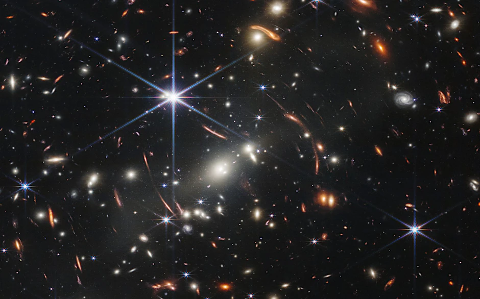 Das Webb-Teleskop lieferte das bisher tiefste und schärfste Bild des Universums mit unzähligen Galaxien.