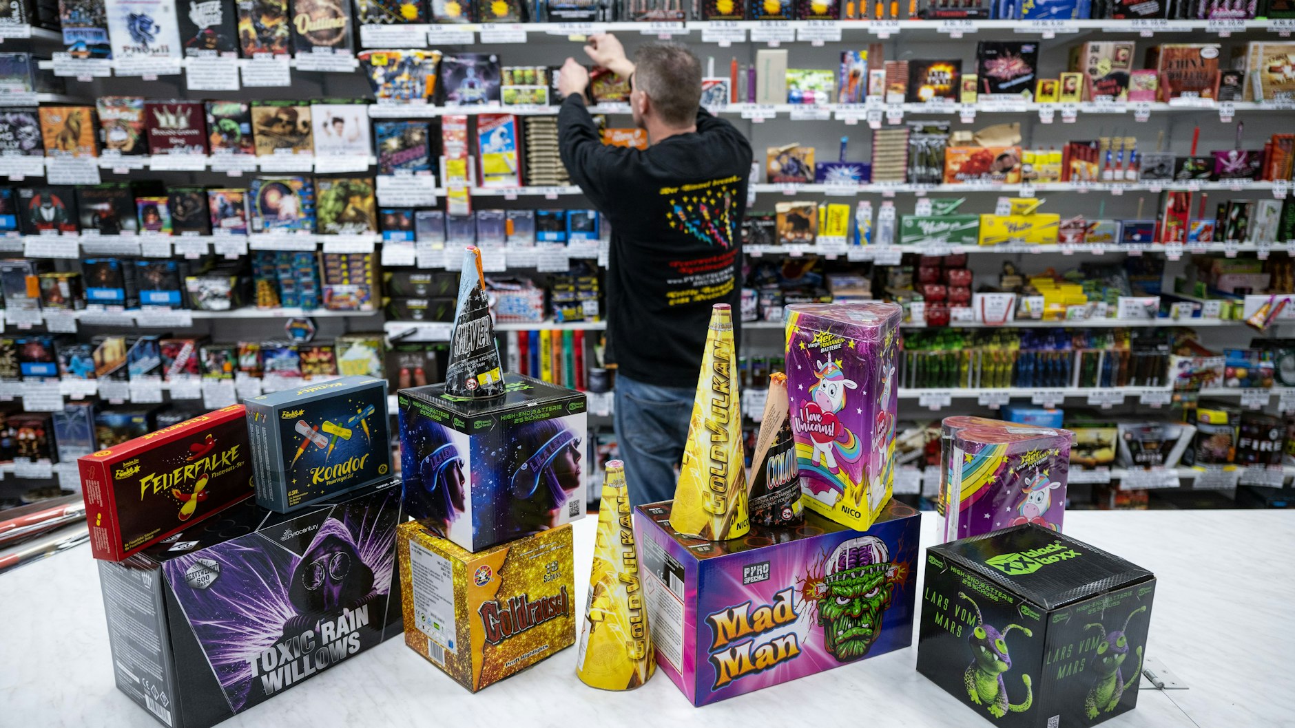 Die Auswahl beim Feuerwerksverkauf ist heute riesig - da fällt es schwer, sich zu entscheiden.