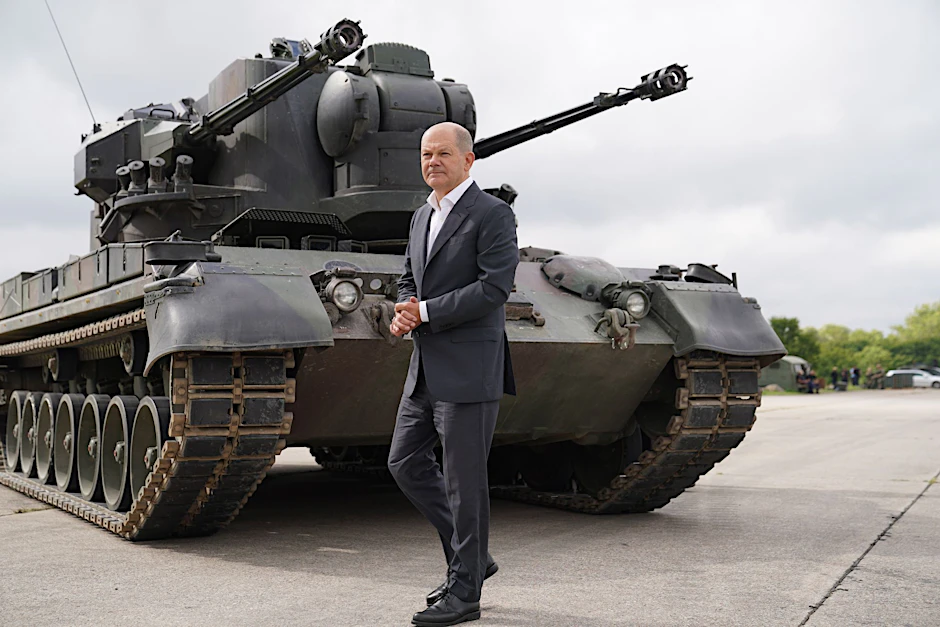 ARCHIV - Bundeskanzler Olaf Scholz bei einem Besuch des Ausbildungsprogramms für ukrainische Soldaten im August vor einem Gepard-Panzer.  