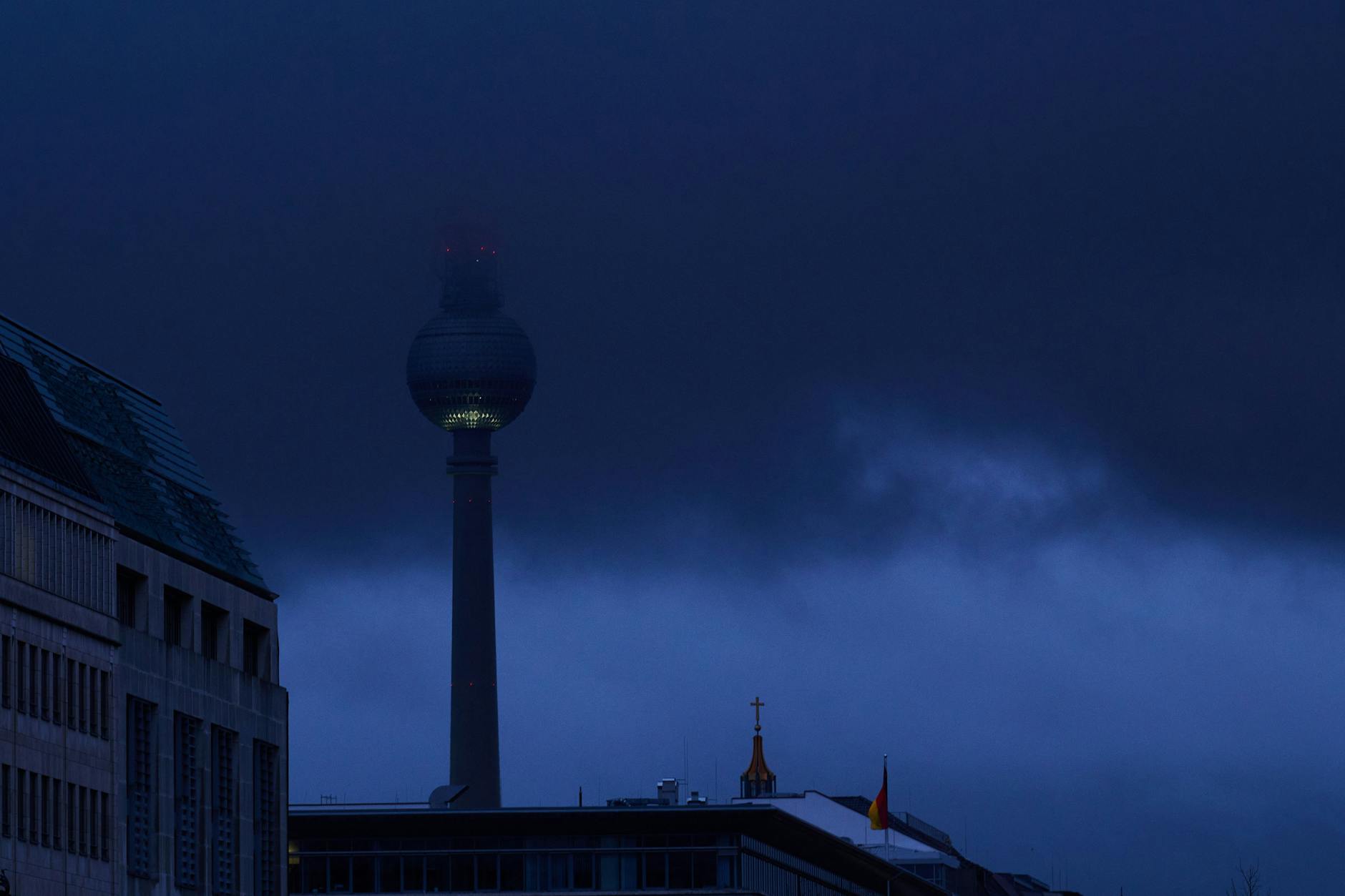 Dicke Wolken über Berlin: Trotz hoher Temperaturen kommt zum Jahresende wenig Frohsinn auf.