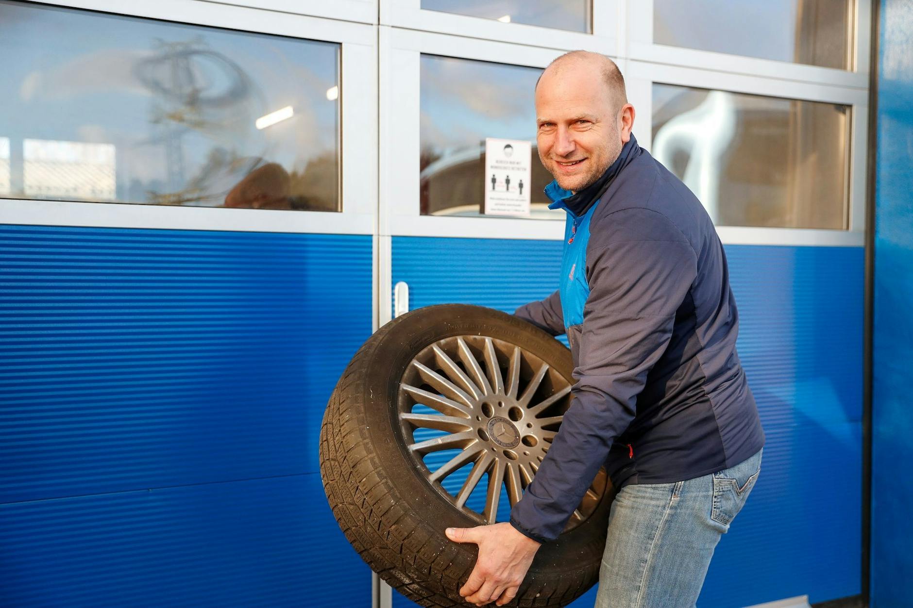 ARCHIV - Timo Gottschalk startet mit einem neuen Partner bei der Rallye Dakar. a/Archivbild
