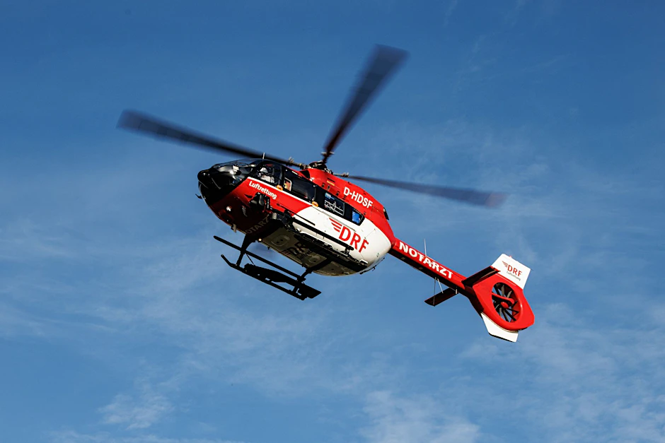 ARCHIV - Ein Rettungshubschrauber setzt zur Landung an.  