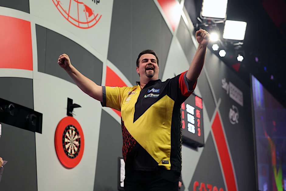 Emotionaler Riese: Gabriel Clemens feierte das Erreichen des Achtelfinales der Darts-Weltmeisterschaft untypisch ausgelassen.