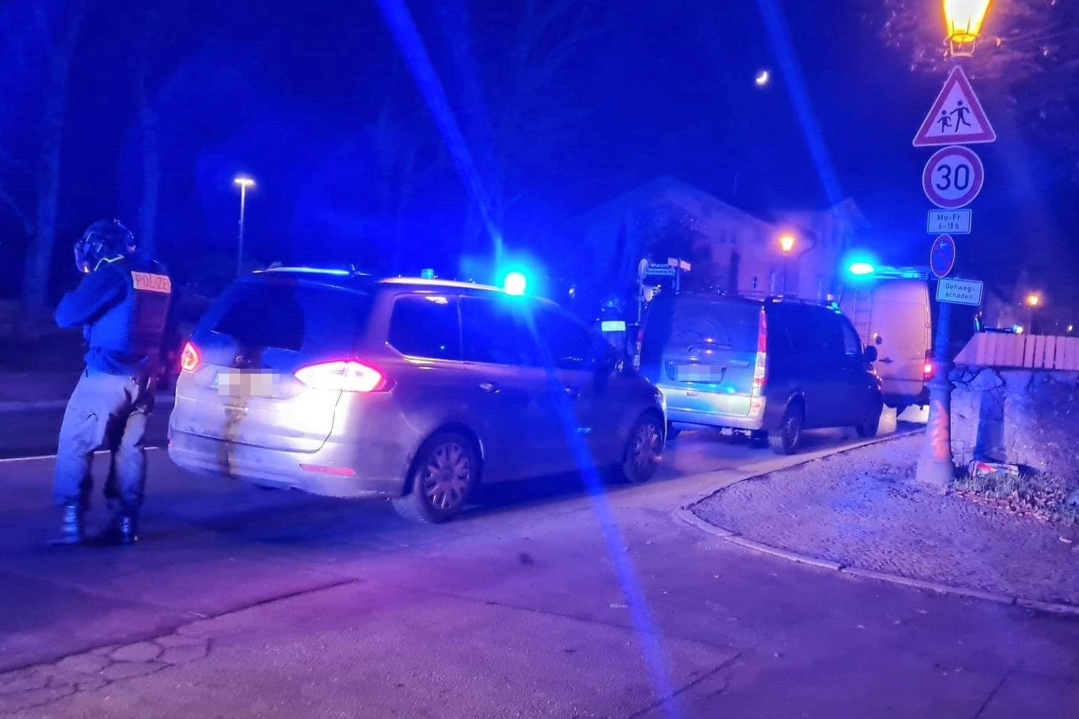 Poilzei steht vor der Tür der Clan-Villa.