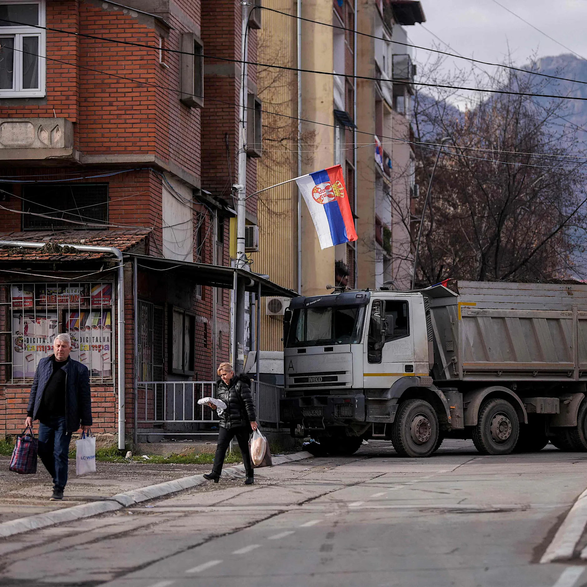 Kosovo-Konflikt spitzt sich zu: USA und EU mahnen zur Zurückhaltung