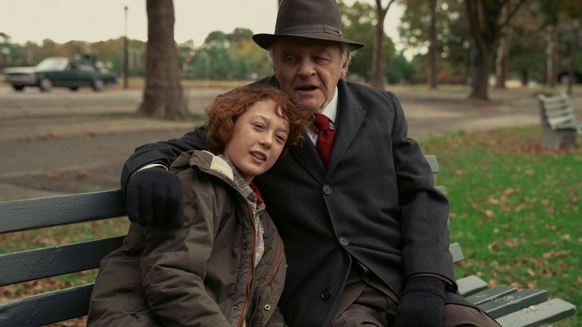 Anthony Hopkins (r.) als Grandpa Aaron Rabinowitz und Michael Banks Repeta als Paul in „Zeiten des Umbruchs“