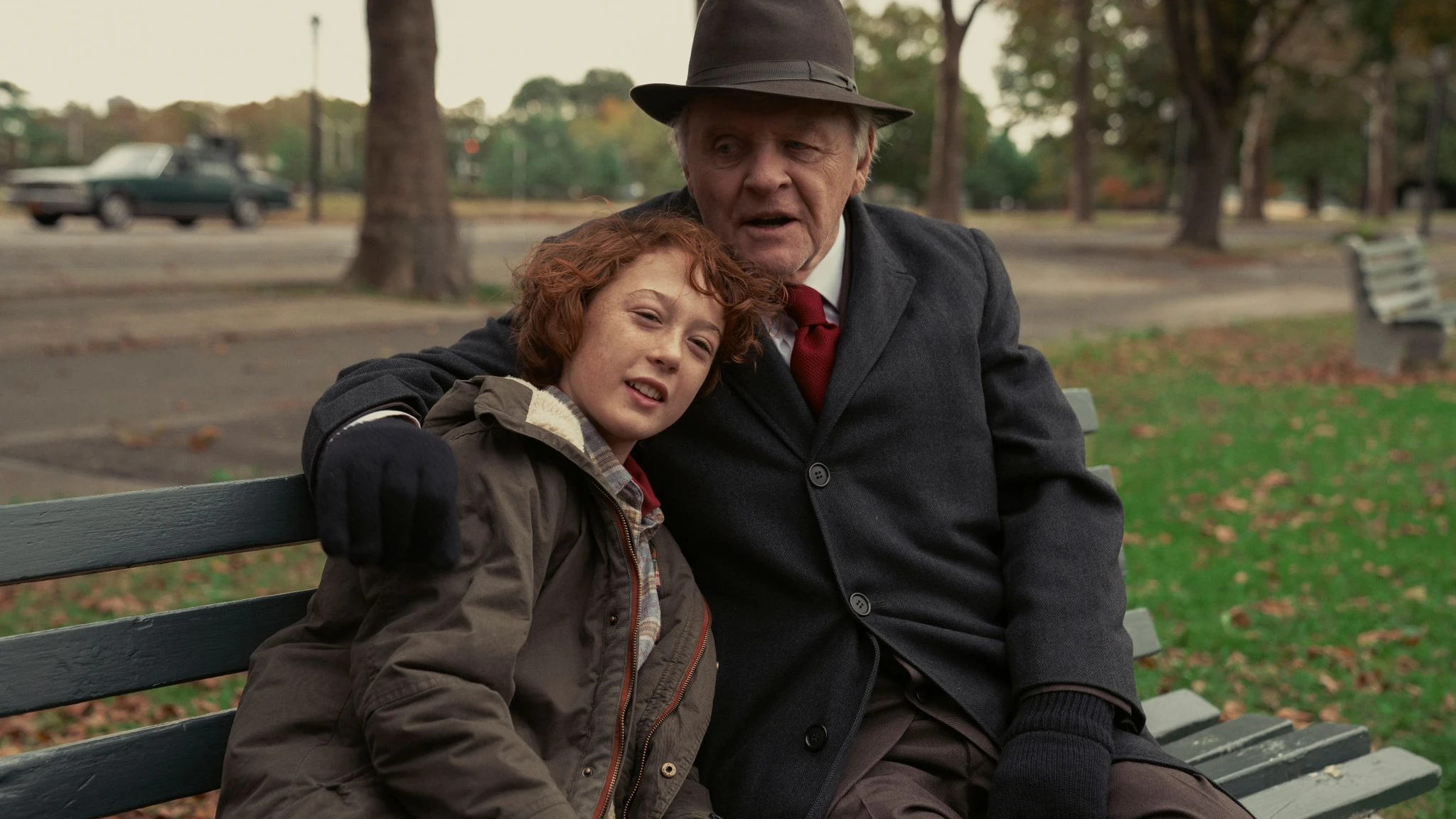Anthony Hopkins (r.) als Grandpa Aaron Rabinowitz und Michael Banks Repeta als Paul in „Zeiten des Umbruchs“
