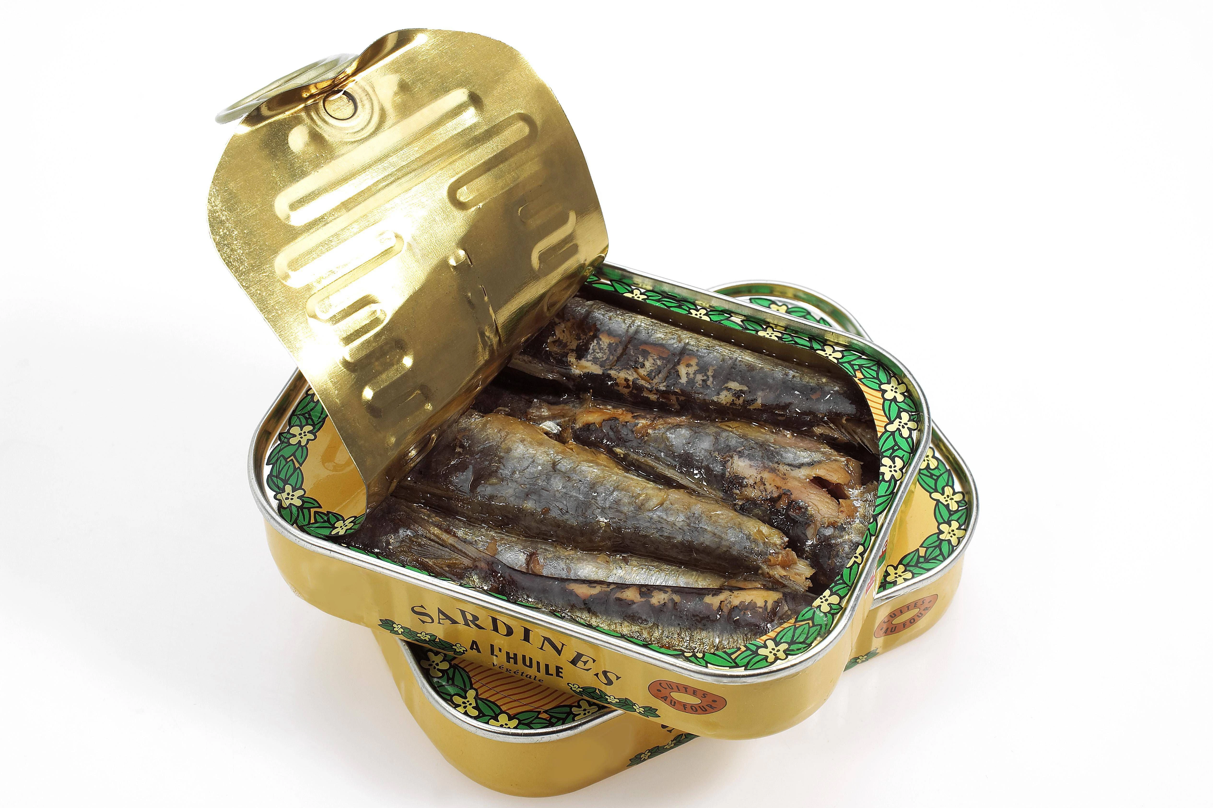 Fischbrötchen mit Matjes, Bismarckhering oder die gute alte Sardinenbüchse: Dosenfisch ist nicht nur gesund, sondern auch ein Alliierter im Kampf gegen Kopfschmerzen und Kater an Neujahr.
