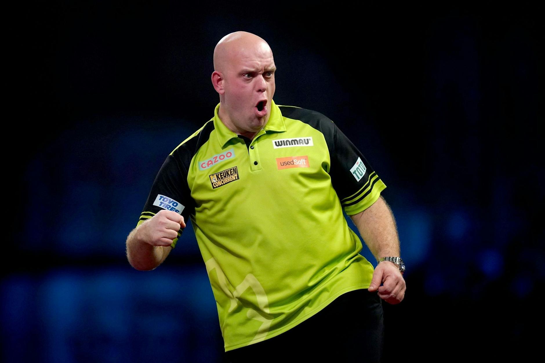ARCHIV - Michael van Gerwen jubelt während seines Spiels.