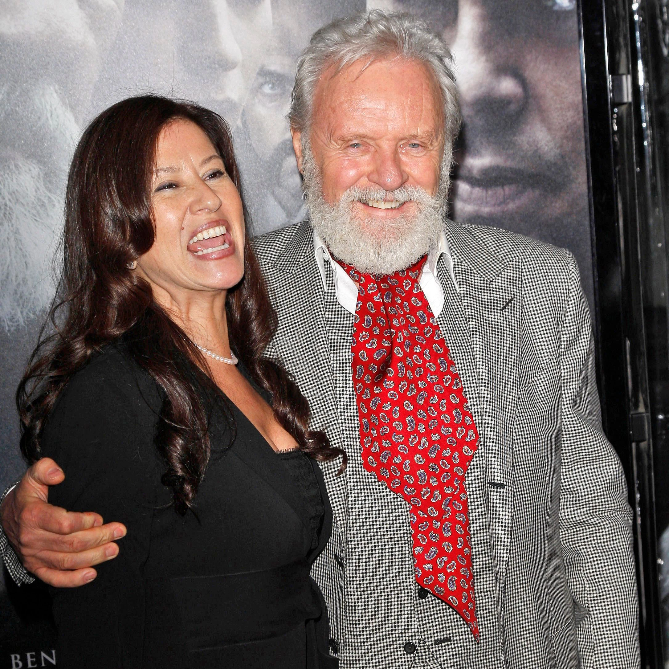 Der britische Schauspieler Sir Anthony Hopkins kommt mit seiner Frau Stella zur Premiere von „The Wolfman“ in Los Angeles.