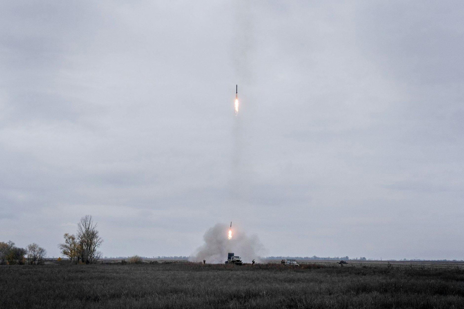 Ukrainische Truppen beim Abschuss von Grad-Raketen während einer Übung in der Ostukraine.