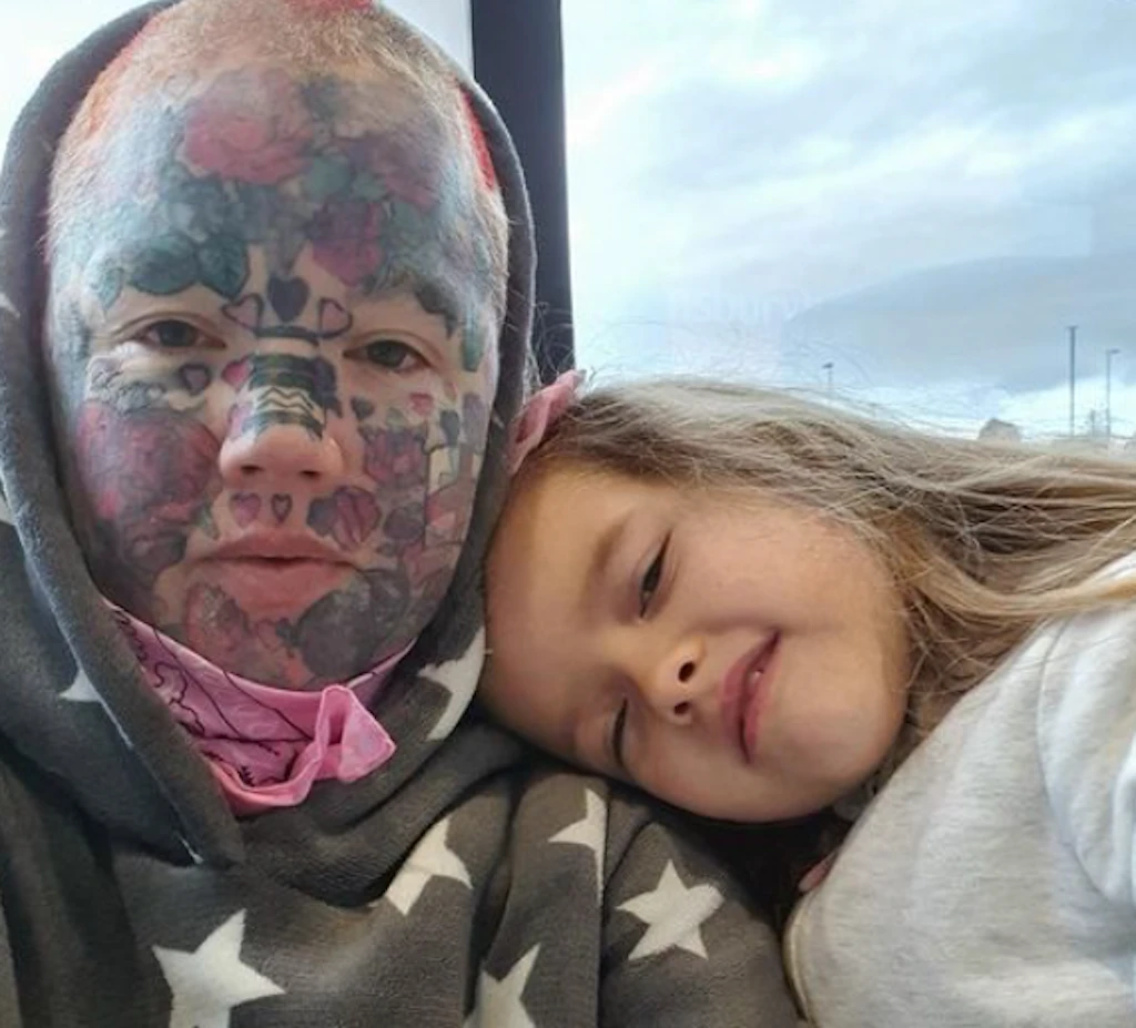 Wegen ihrer Gesichtstattoos: Schule schließt Mutter von Weihnachtsfeier aus