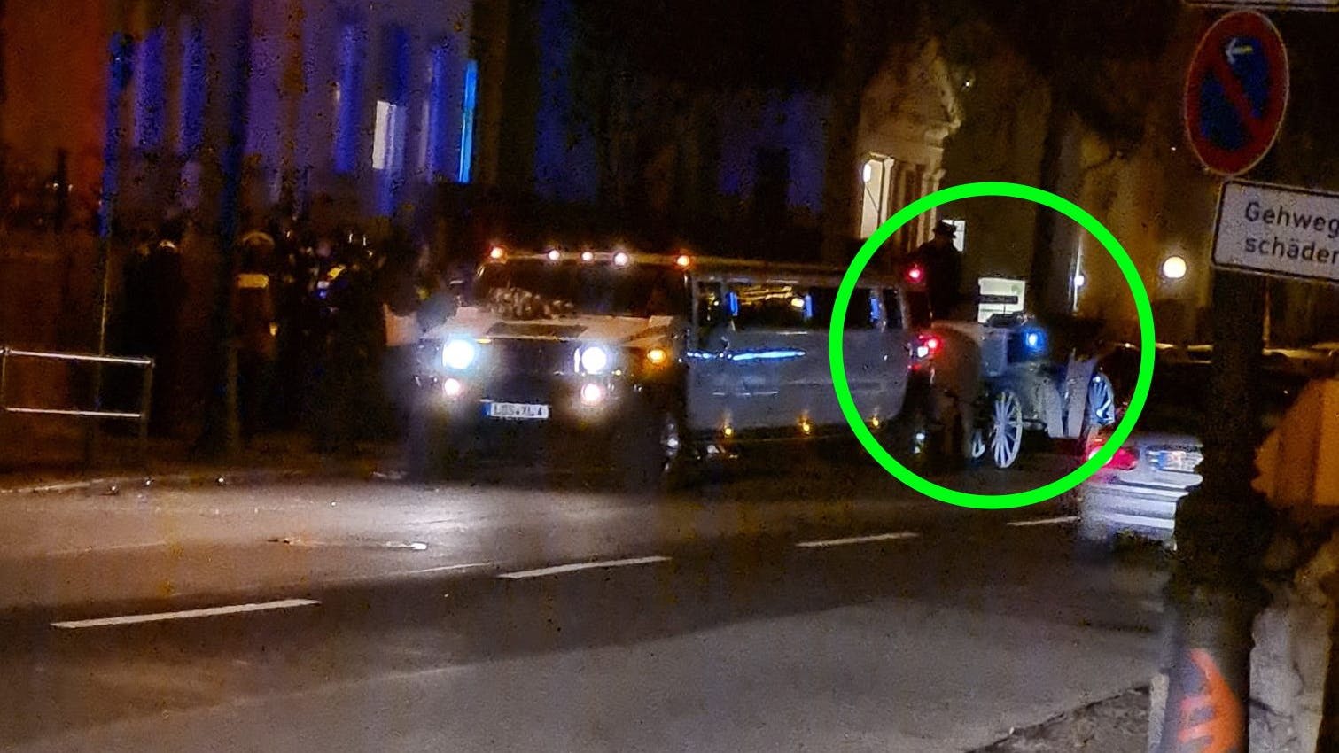 Das Einsatzkommando der Polizei vor der Clan-Villa, auf der Straße parkt eine Hummer-Stretch-Limo mit Hochzeitsschmuck und eine Hochzeitskutsche.