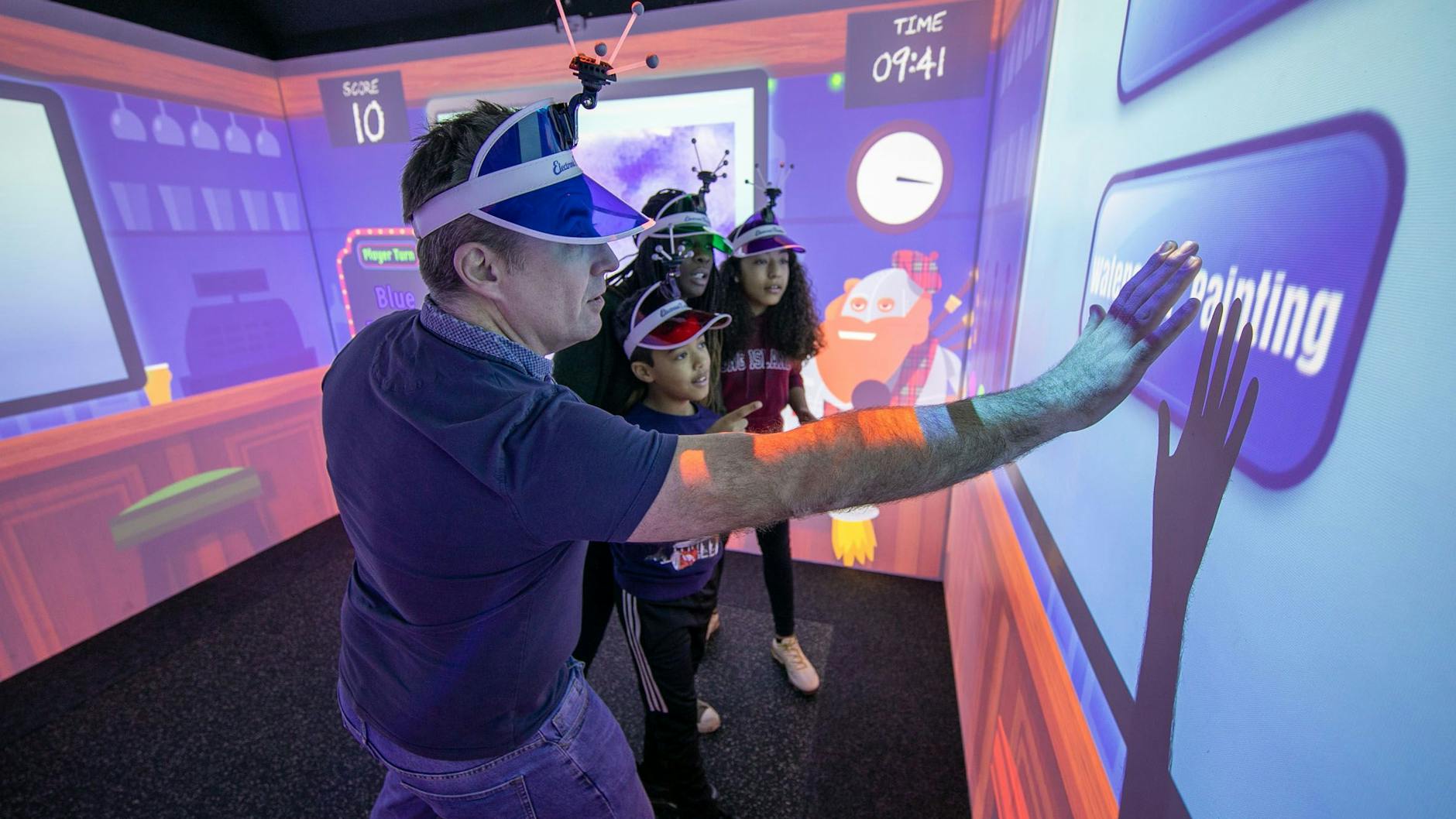 Die Spiele werden über die speziellen Kappen gesteuert, die die Spieler tragen.