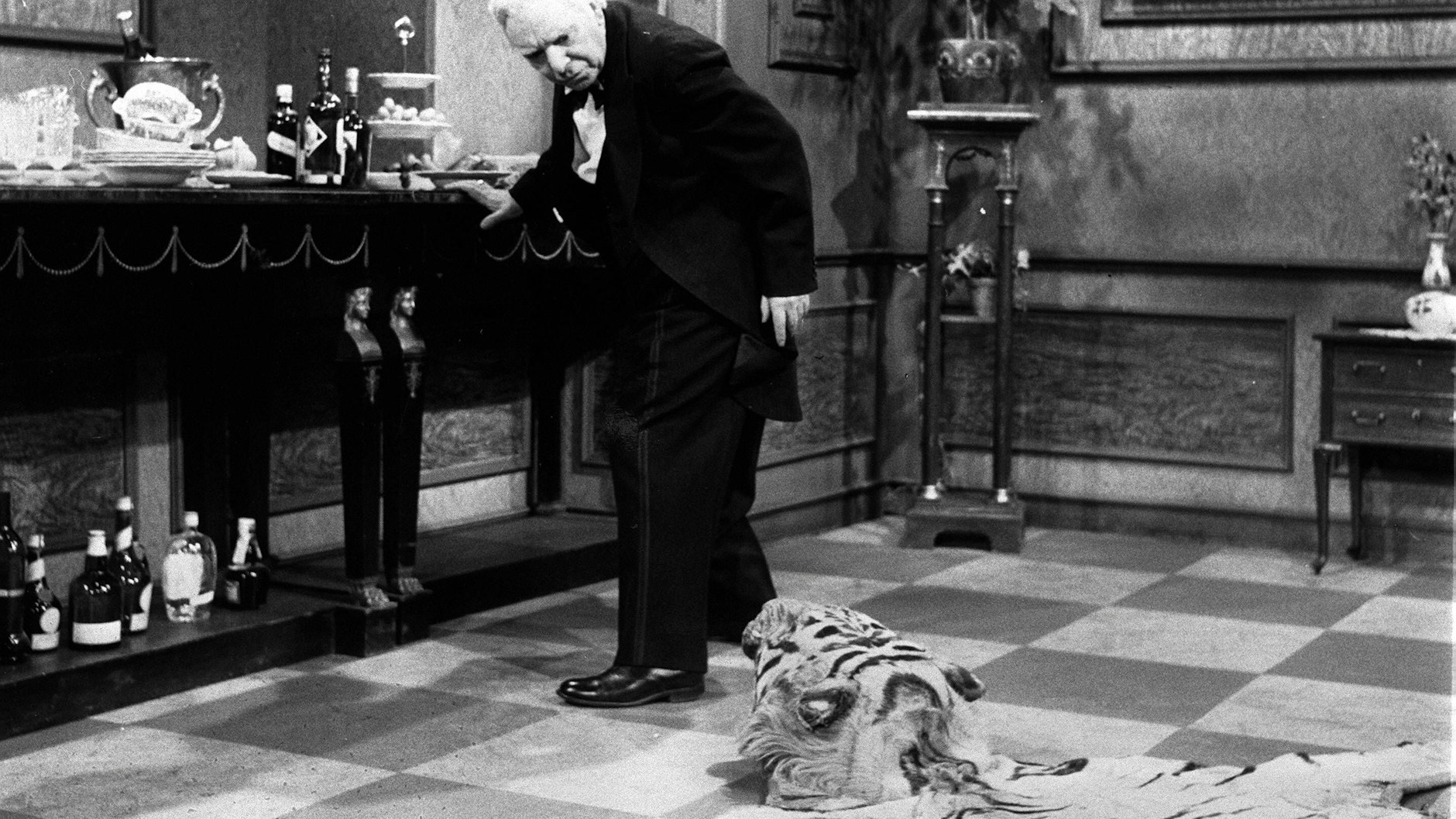 Immer wieder lustig: Butler James stolpert über den Tigerkopf.