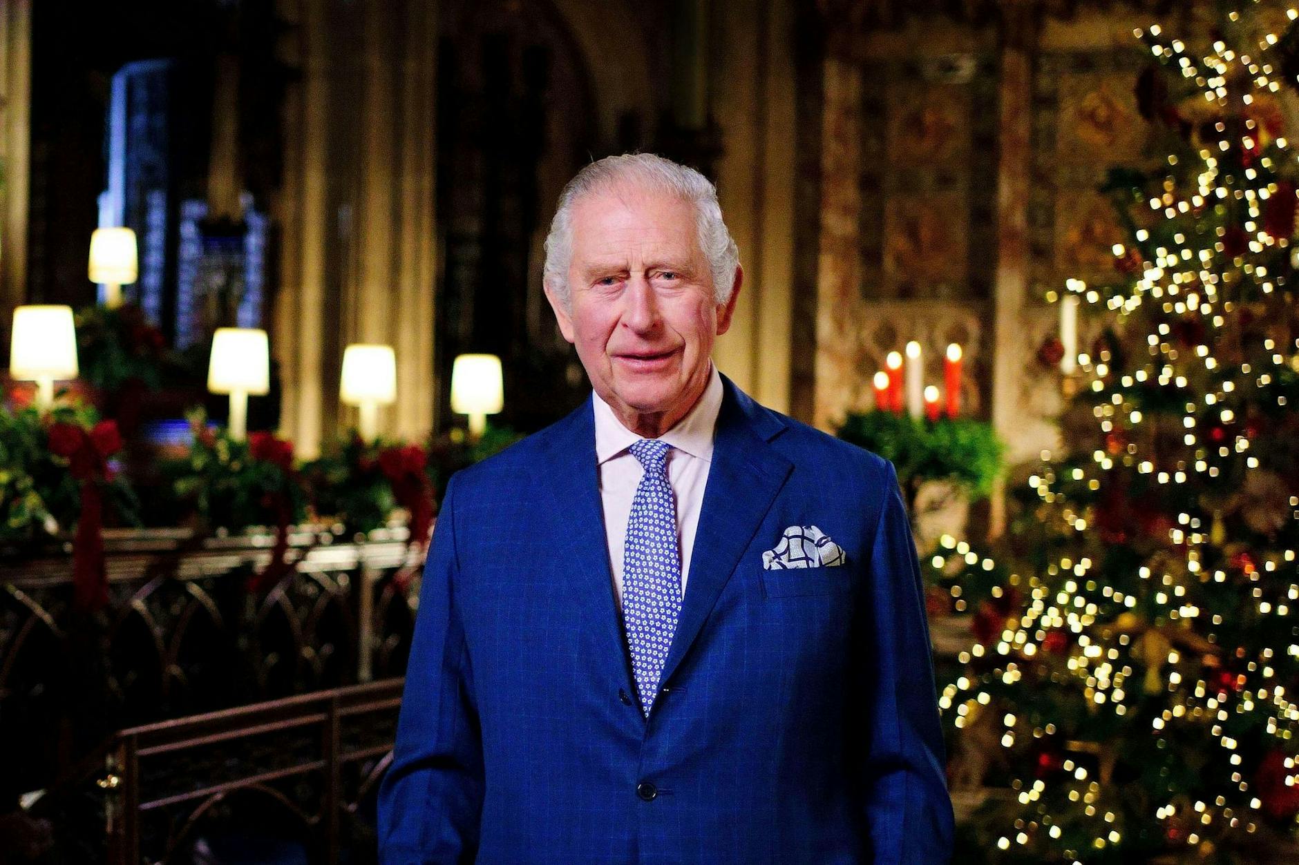 König Charles III. von Großbritannien während der Aufzeichnung seiner ersten Weihnachtsansprache in der St. George's Chapel auf Schloss Windsor.