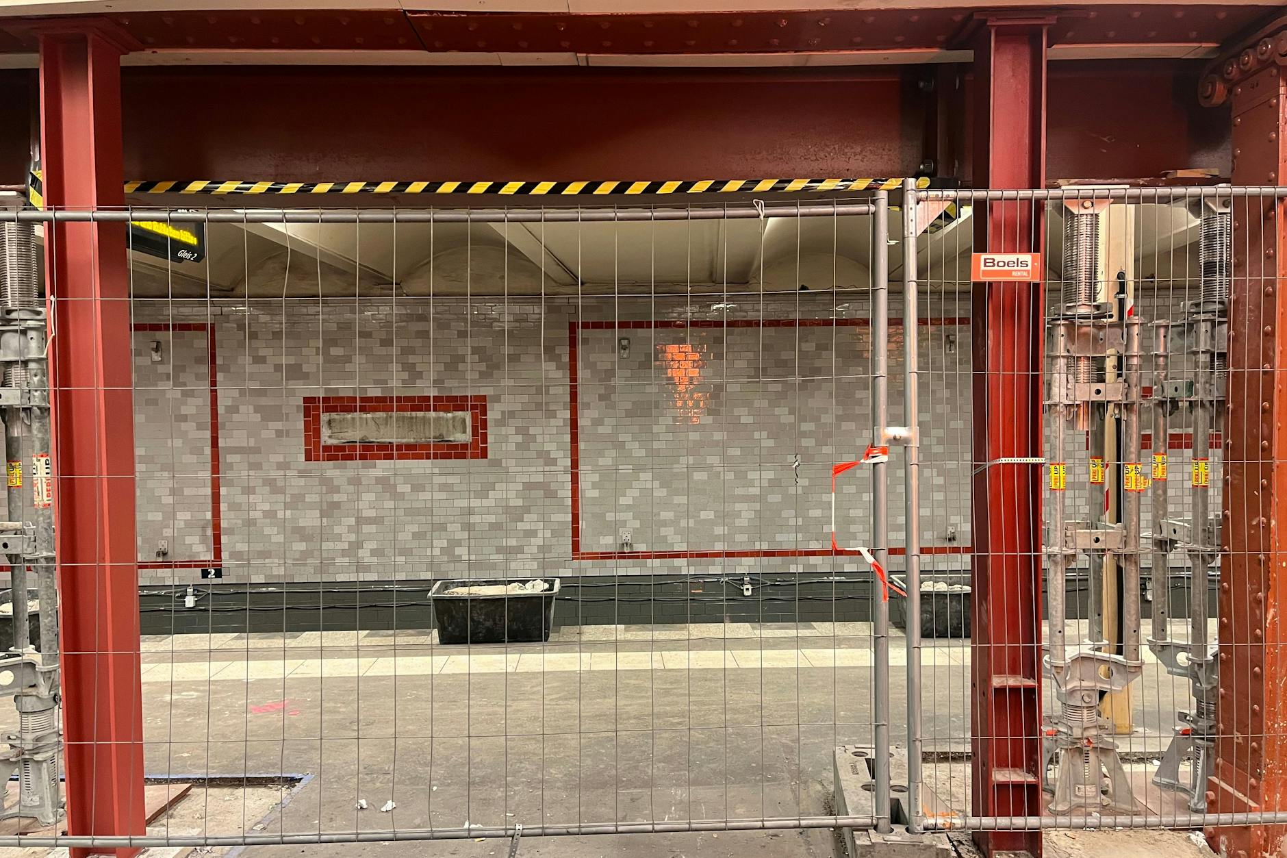 Im U-Bahnhof Alexanderplatz ist das Gleis Richtung Pankow seit dem 7. Oktober 2022 gesperrt. Stahlkonstruktionen stützen das unterirdische Bauwerk von 1913.