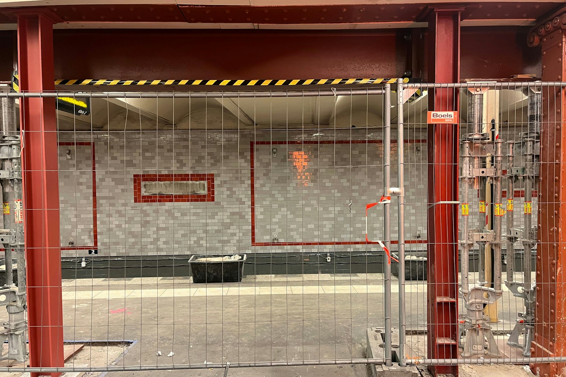 Im U-Bahnhof Alexanderplatz ist das Gleis Richtung Pankow seit dem 7. Oktober 2022 gesperrt. Stahlkonstruktionen stützen das unterirdische Bauwerk von 1913.