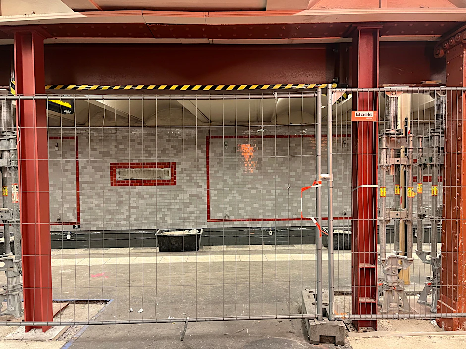 Im U-Bahnhof Alexanderplatz ist das Gleis Richtung Pankow seit dem 7. Oktober 2022 gesperrt. Stahlkonstruktionen stützen das unterirdische Bauwerk von 1913.