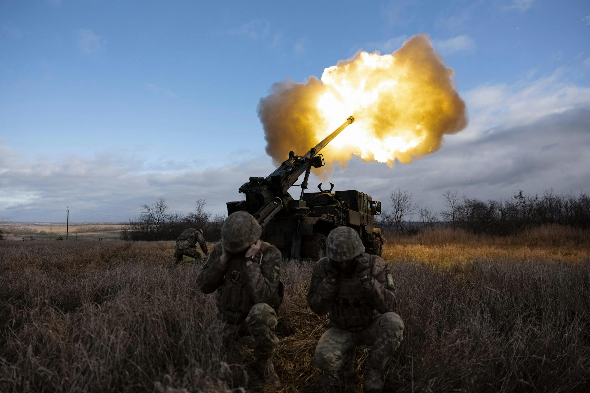 Ukrainische Soldaten feuern mit einer Panzerhaubitze Caesar auf russische Stellungen in der Ostukraine.