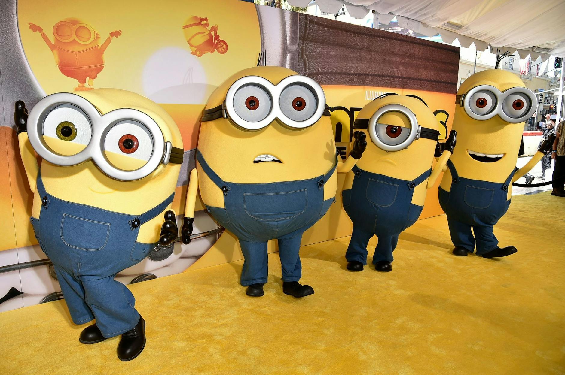 ARCHIV - Darsteller, die als die Minions verkleidet sind - die Minions sind in diesem Jahr im Kino am meisten besucht worden.