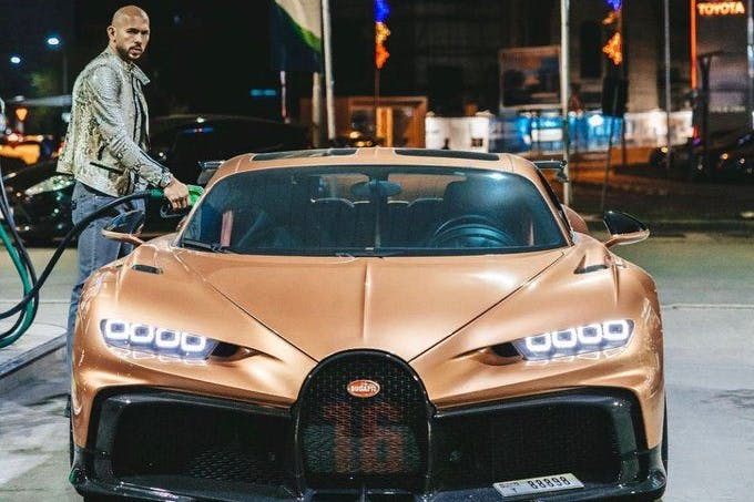 Mein Auto, mein Haus, mein Account: Andrew Tate tut, was Männer tun müssen: Tanken und via Twitter dummes Zeug verbreiten.