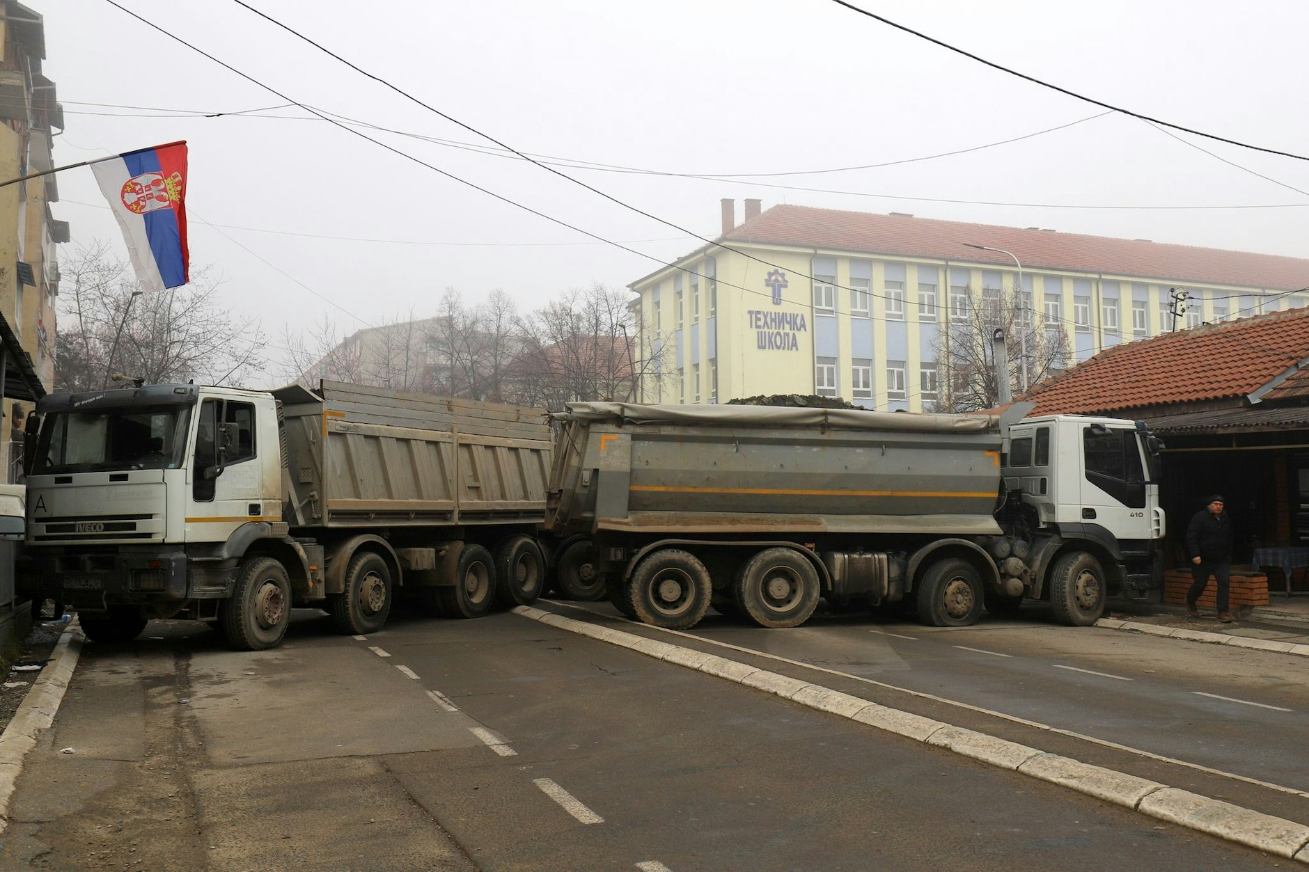 Mit Steinen beladene Lastwagen blockieren eine Straße im nördlichen, serbisch dominierten Teil der ethnisch geteilten Stadt Mitrovica.