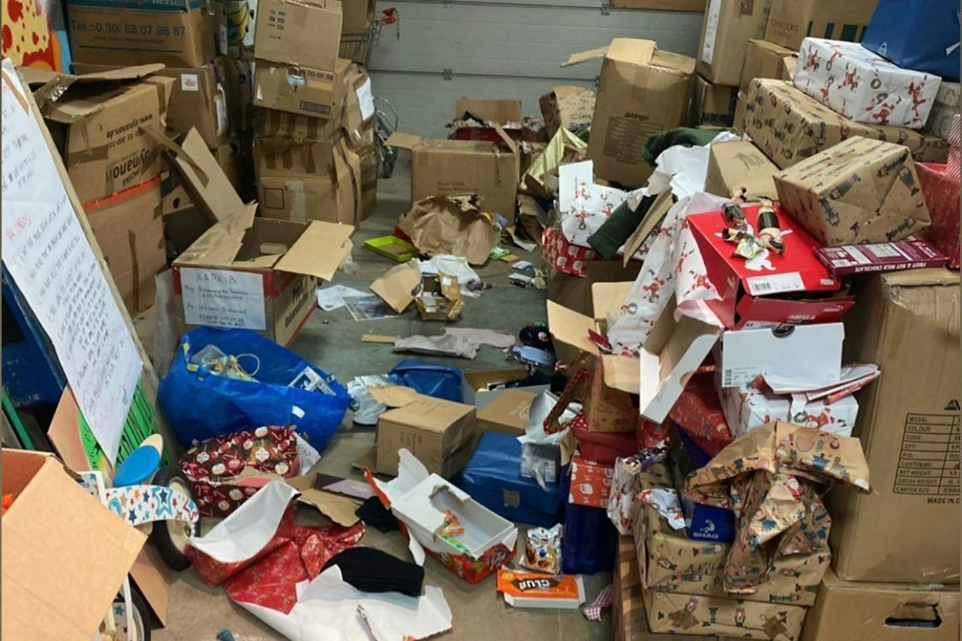 Im Lager der Hilfsorganisation Berlin to Borders aufgerissene Pakete. Viele Geschenke und Hilfsgüter fehlen.