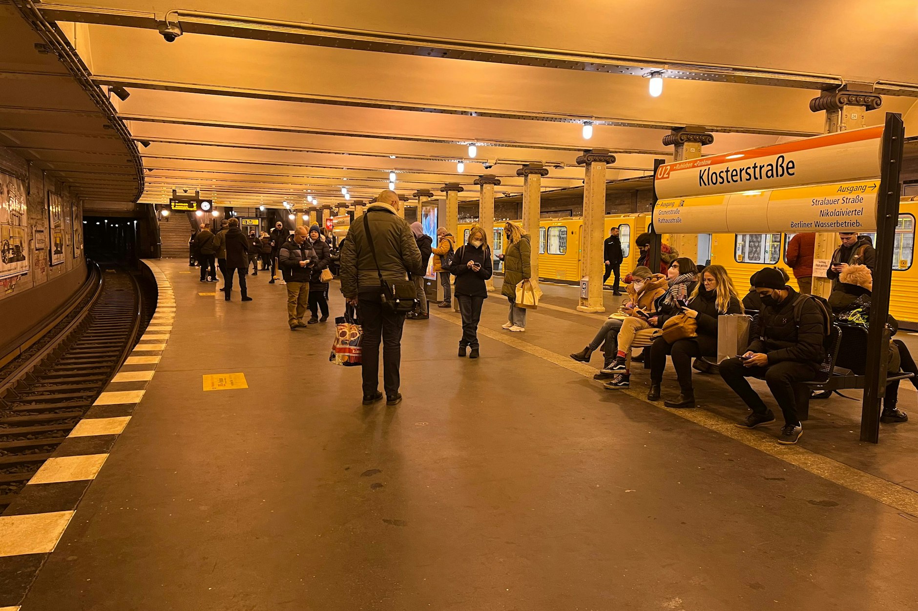 Gestrandet. Fahrgäste warten im U-Bahnhof Klosterstraße auf den Pendelzug, der sie zum Alexanderplatz und zum Senefelderplatz bringen wird. Wartezeit: bis zu 15 Minuten.