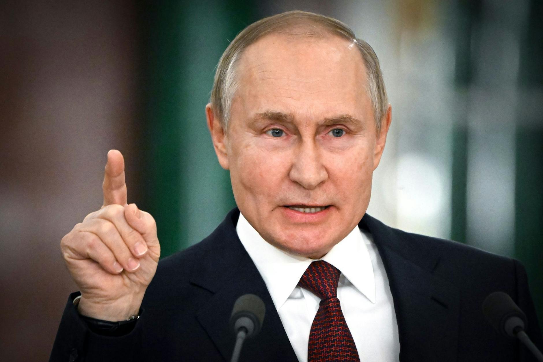 ARCHIV - Das Wladimir Putin beschlossene Verkaufsverbot soll dem Schutz der «nationalen Interessen» dienen. in/AP/dpa