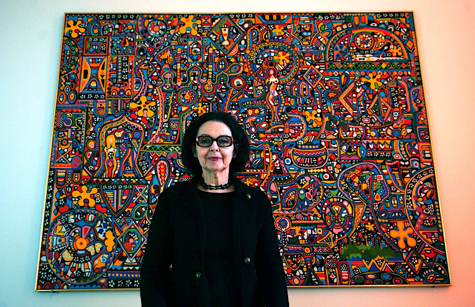 Dorothy Iannone im Charlottenburger Wohn-Atelier vor einem ihrer ornamentalen Erotik-Bilder